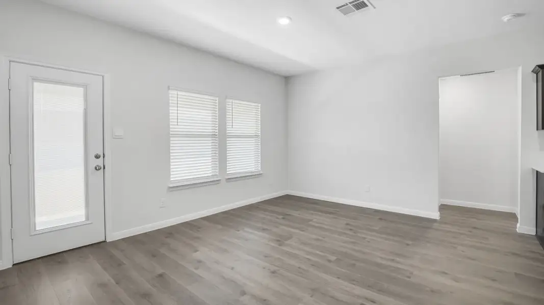 Spacious, unfurnished interior of a new home in Saddlebrook, Waxahachie (Image 19).