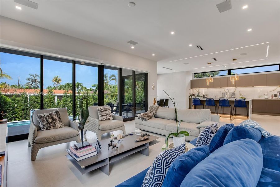 Community amenities in , Surfside (Image 40).