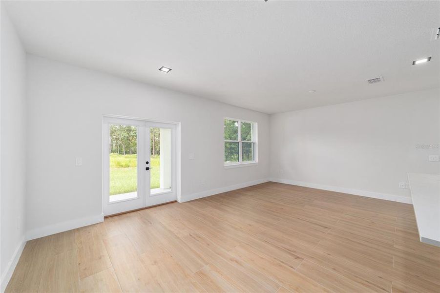 Spacious, unfurnished interior of a new home in , Ocala (Image 20).