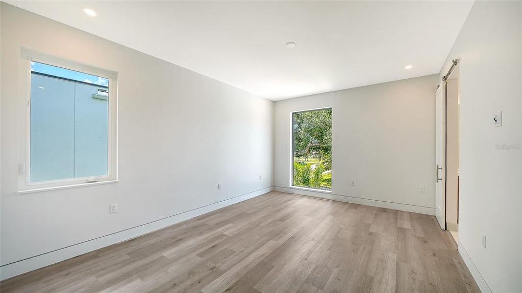 Spacious, unfurnished interior of a new home in , Sarasota (Image 23).