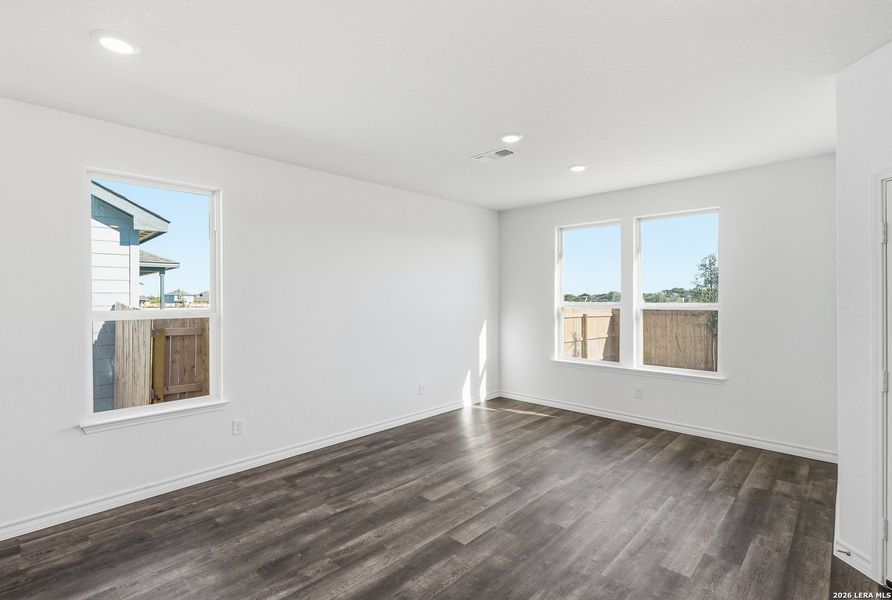 Spacious, unfurnished interior of a new home in Nopal Valley, San Antonio (Image 13).