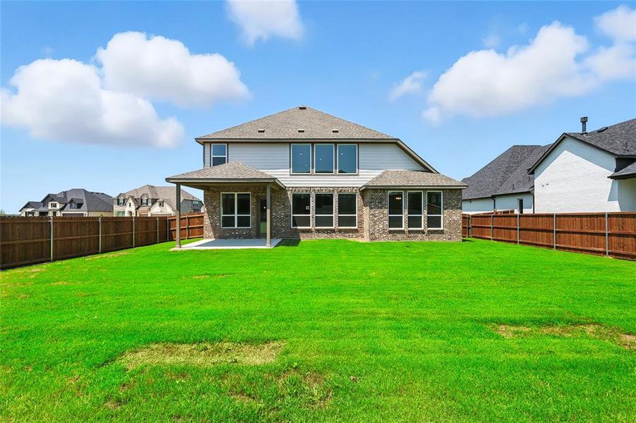 Exterior details and patio area of a home in Ridge Crossing, Waxahachie (Image 2).