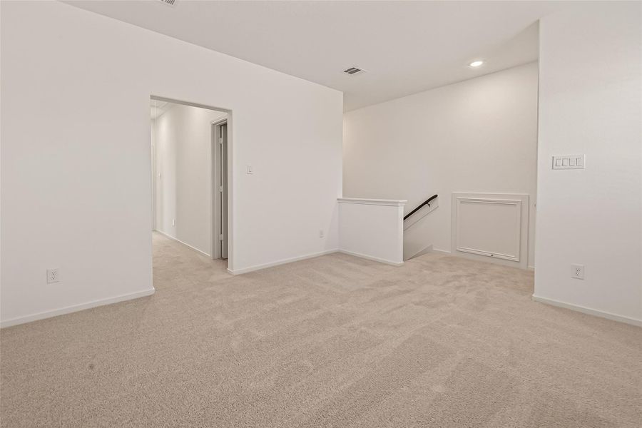 Spacious, unfurnished interior of a new home in Lago Mar, Texas City (Image 30).