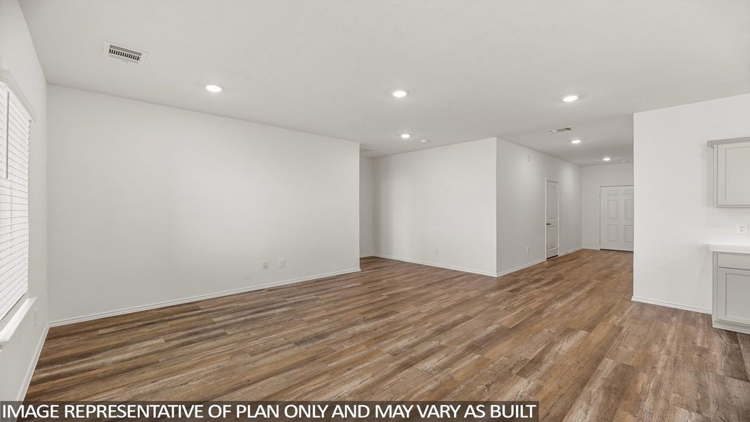 Spacious, unfurnished interior of a new home in River Ranch Trails, Dayton (Image 14).