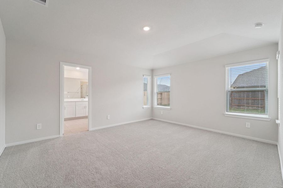 Spacious, unfurnished interior of a new home in Southwinds, Baytown (Image 17).