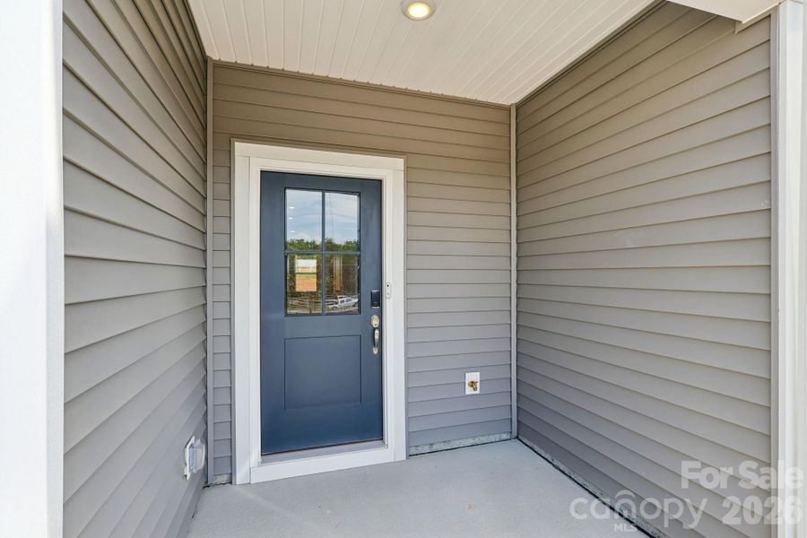 Photo is not of the actual home, but is an inspirational photo of builder’s model home and may depict options, furnishings, and/or decorator features that are not included Photo is not of the actual home, but is an inspirational photo of builder’s model home and may depict options, furnishings, and/or decorator features that are not included