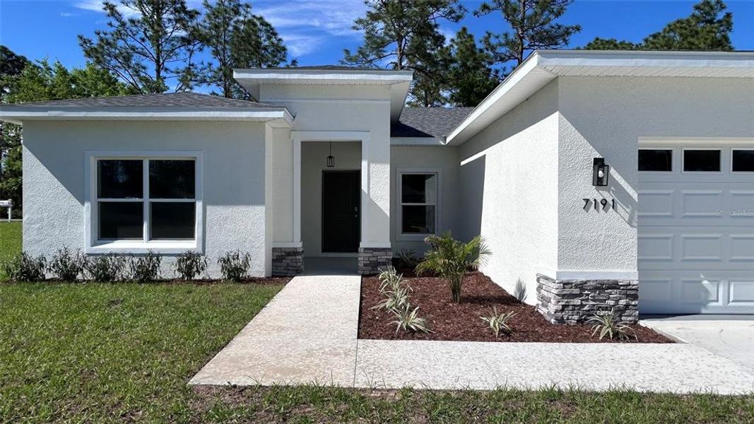 Exterior details and patio area of a home in , Ocala (Image 19).