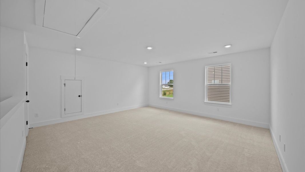 Notable carpeted loft designed with high standards and refined finishes Notable carpeted loft designed with high standards and refined finishes