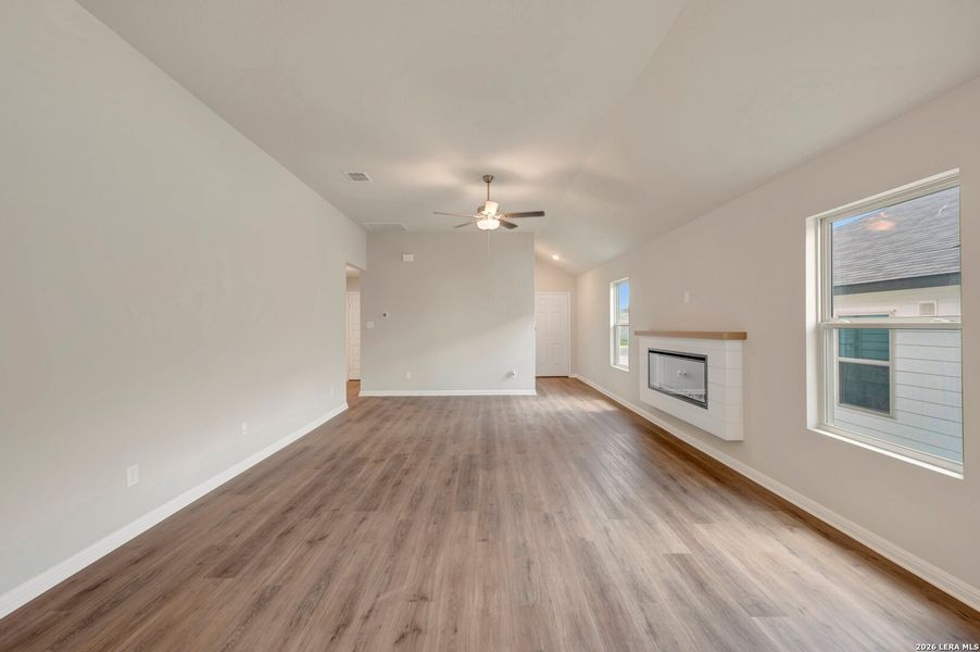 Spacious, unfurnished interior of a new home in Mesquite Ridge, San Antonio (Image 14).