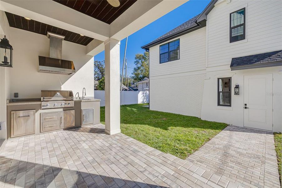 Exterior details and patio area of a home in , St. Petersburg (Image 27).