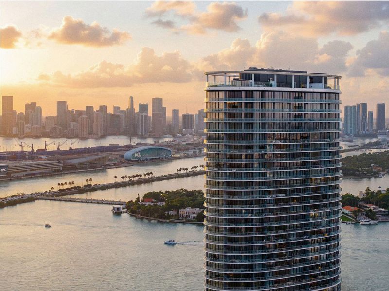Condo located in Miami Beach, FL showcasing its design and architecture (Image 26).