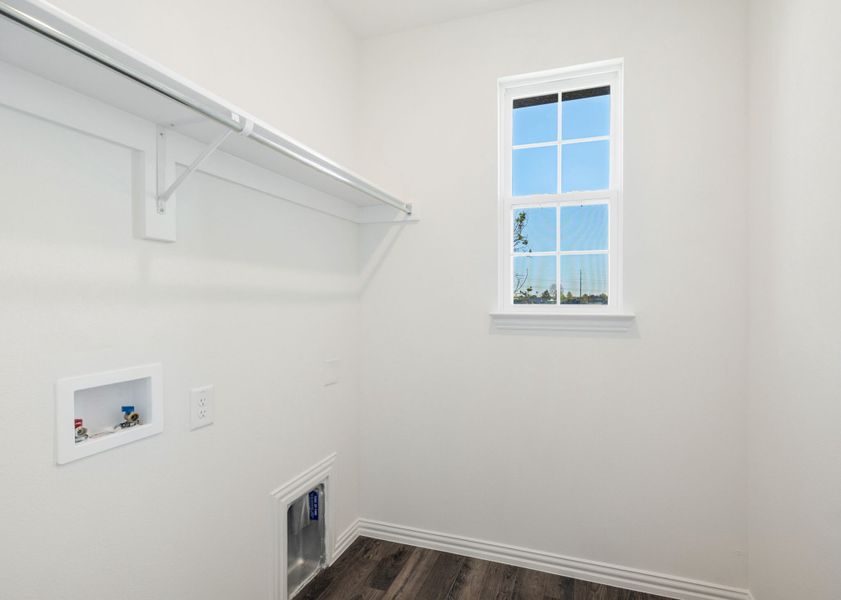 Spacious, unfurnished interior of a new home in Edgewater, Fate (Image 23).