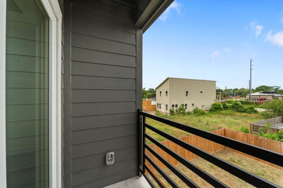 Private Balcony from Master bedroom opens up to the backyard! Private Balcony from Master bedroom opens up to the backyard!