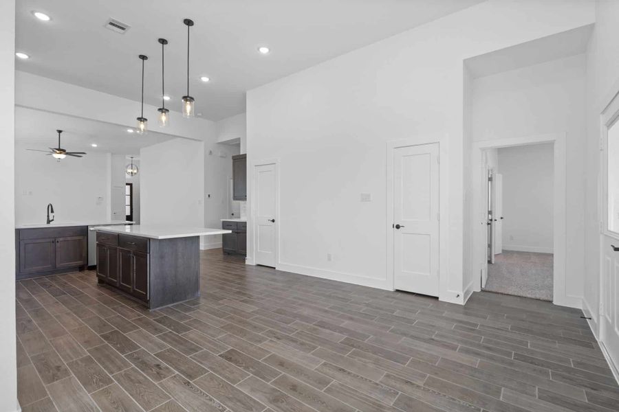 Spacious, unfurnished interior of a new home in Mulberry Farms, Santa Fe (Image 40).