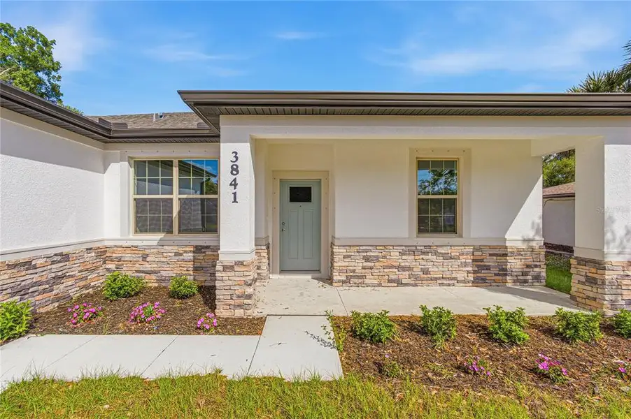 Exterior details and patio area of a home in , North Port (Image 3).
