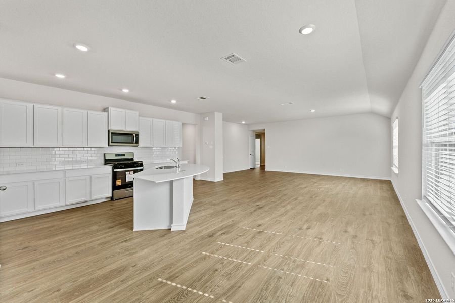 Spacious, unfurnished interior of a new home in Steele Creek, Cibolo (Image 25).