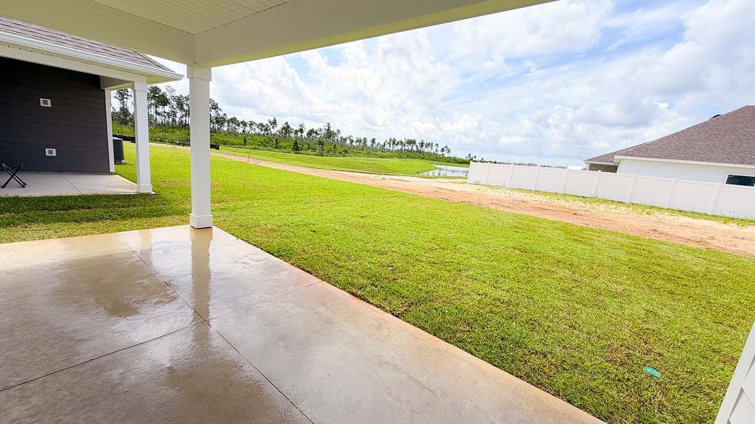 Exterior details and patio area of a home in Titus Park, Panama City (Image 4).