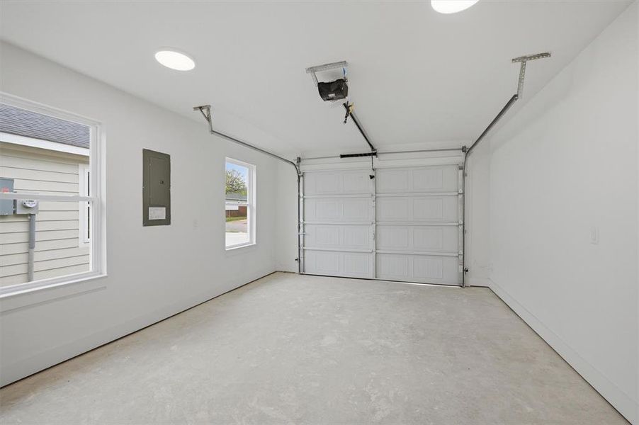 Spacious, unfurnished interior of a new home in , Sherman (Image 23).