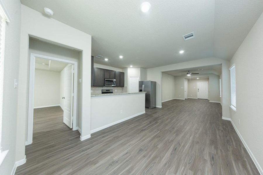 Spacious, unfurnished interior of a new home in Mackenzie Creek, Conroe (Image 14).