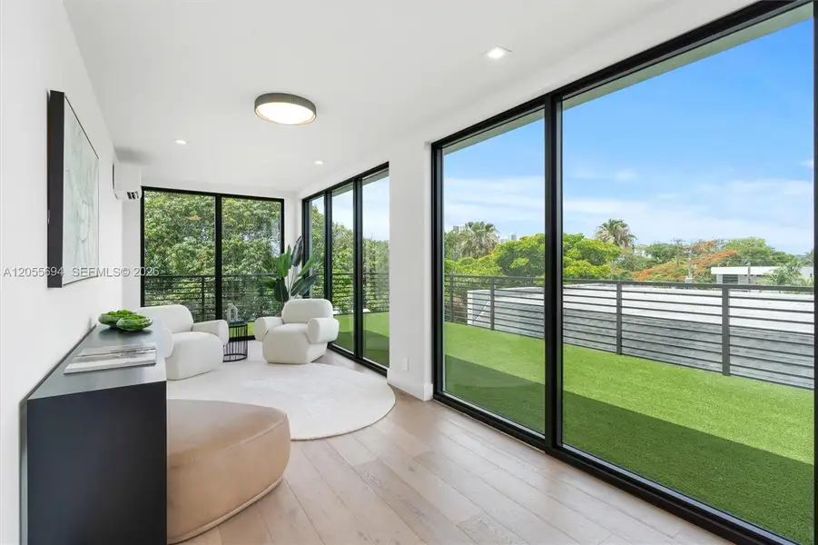 Exterior details and patio area of a home in , Fort Lauderdale (Image 3).