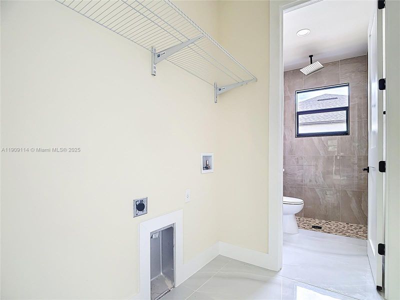 Spacious, unfurnished interior of a new home in , Lehigh Acres (Image 20).