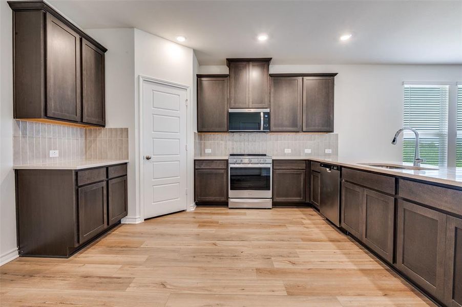 Furnished interior view inside a new home in Cottonwood Creek, Seagoville (Image 5). Furnished interior view inside a new home in Cottonwood Creek, Seagoville (Image 5).