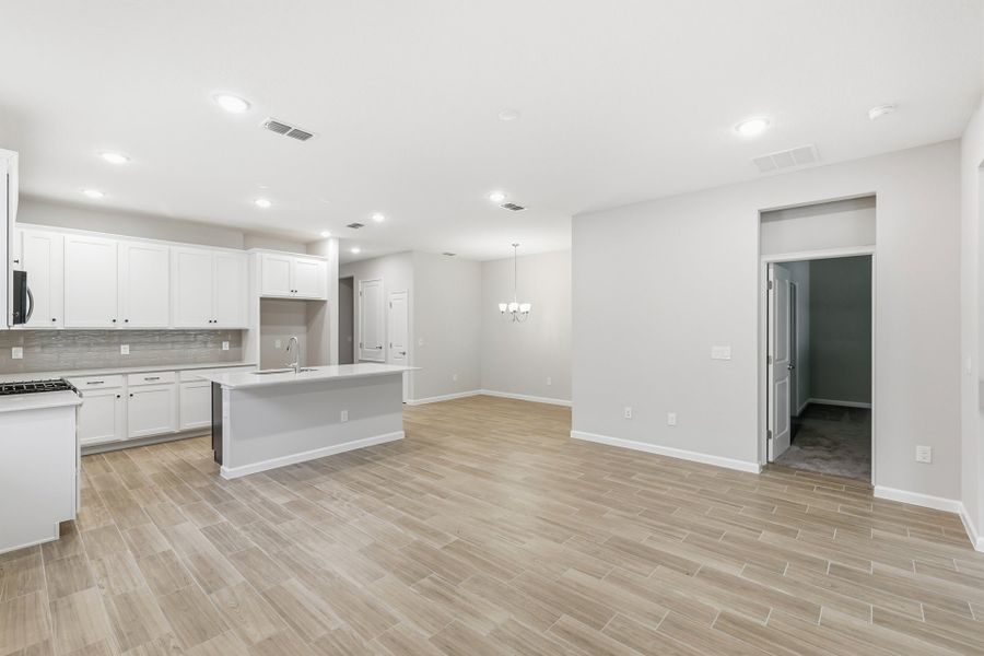 Spacious, unfurnished interior of a new home in Summerbrooke, Mount Dora (Image 9).