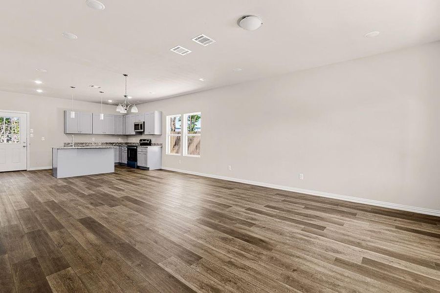 Spacious, unfurnished interior of a new home in , Fort Worth (Image 11).