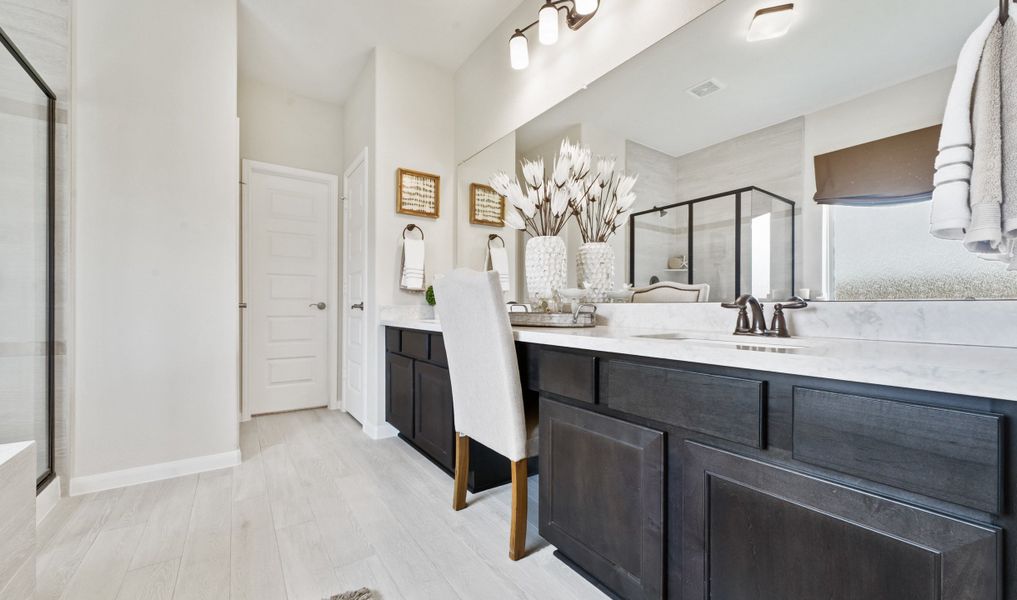 Dual sinks in owner's bath