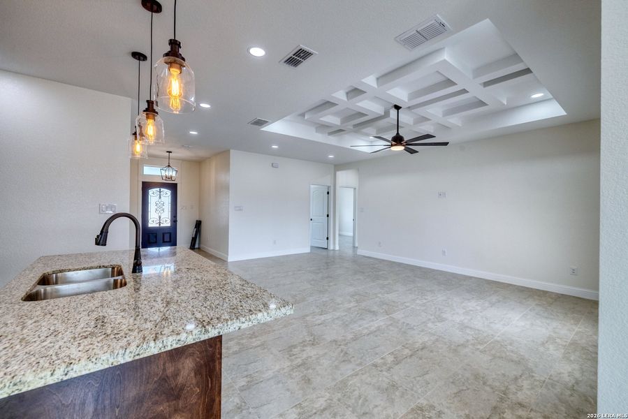 Spacious, unfurnished interior of a new home in , Uvalde (Image 29).