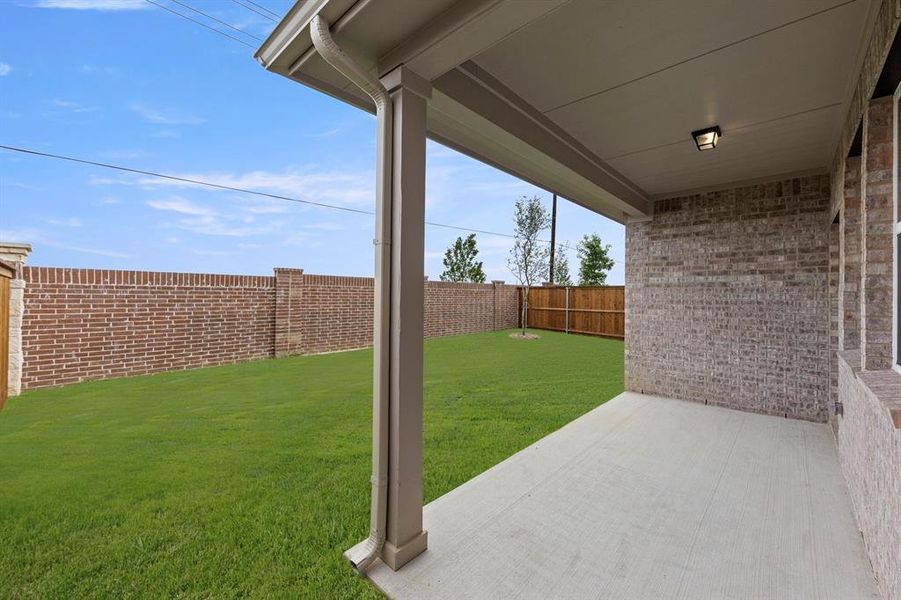 Exterior details and patio area of a home in Creekview Fossil Ridge, Pilot Point (Image 3).