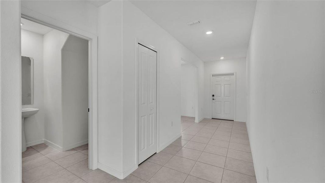 Spacious, unfurnished interior of a new home in , Bartow (Image 22).