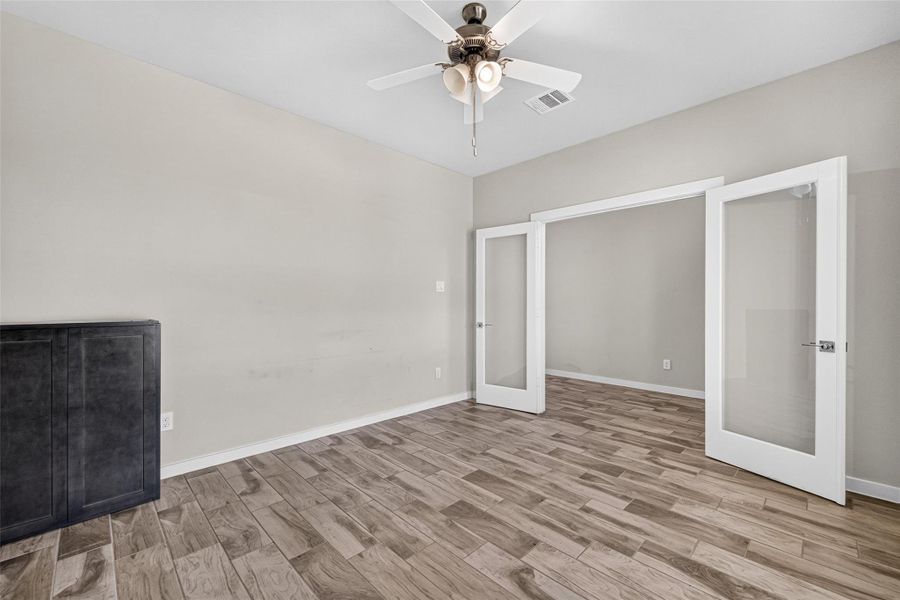 Spacious, unfurnished interior of a new home in , Mont Belvieu (Image 32).