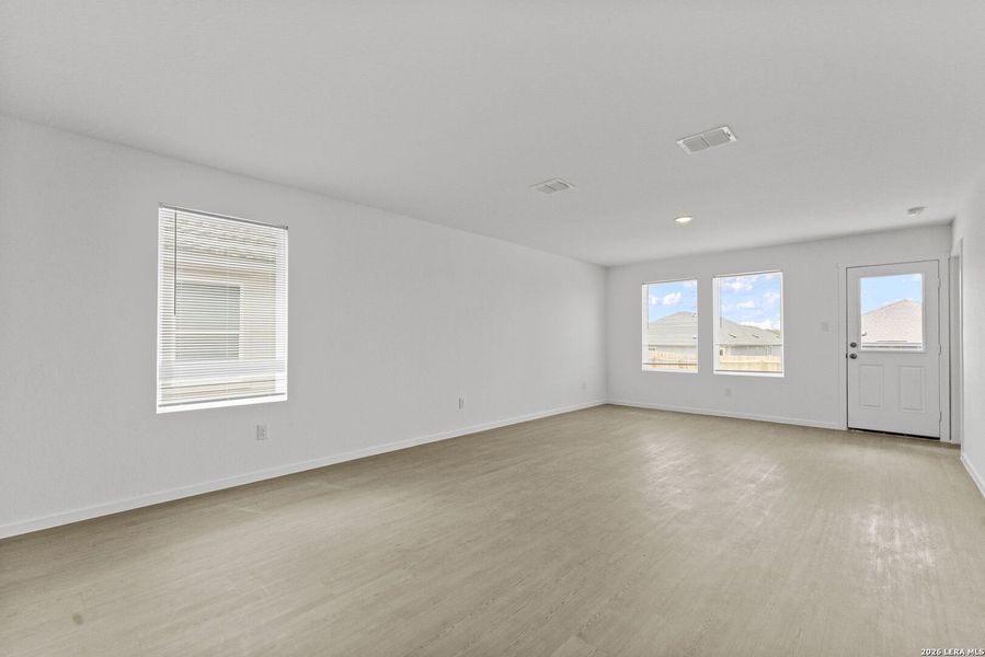 Spacious, unfurnished interior of a new home in Hidden Oasis, San Antonio (Image 18).
