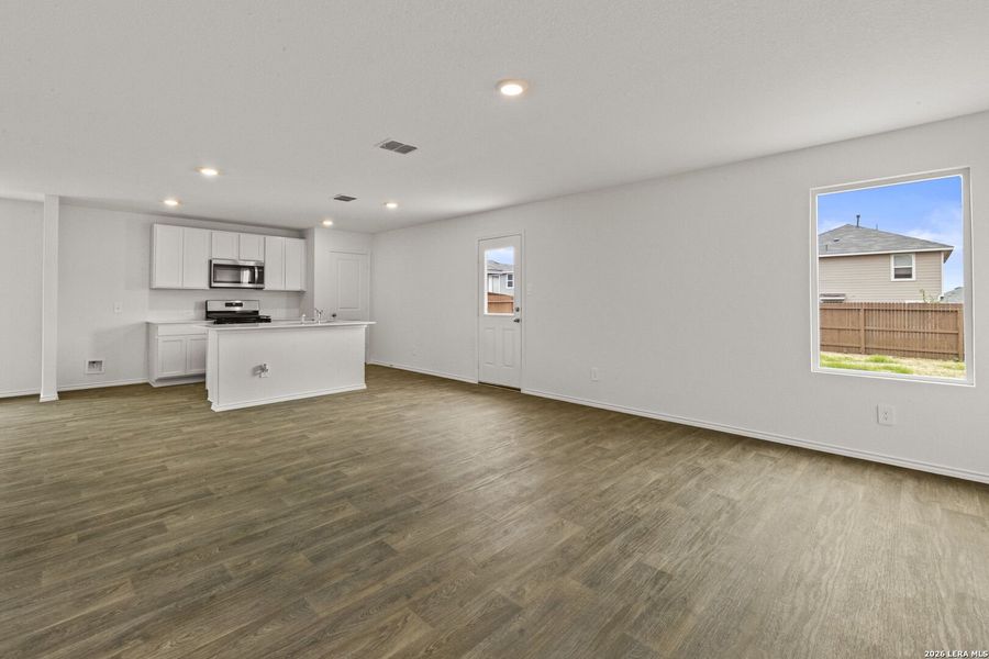 Spacious, unfurnished interior of a new home in Avenida, Converse (Image 17).