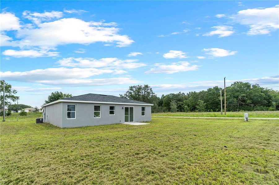 Exterior details and patio area of a home in , Dunnellon (Image 20).