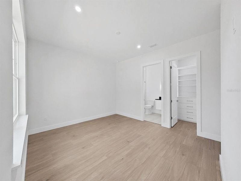 Spacious, unfurnished interior of a new home in Southern Hills Plantation, Brooksville (Image 34).