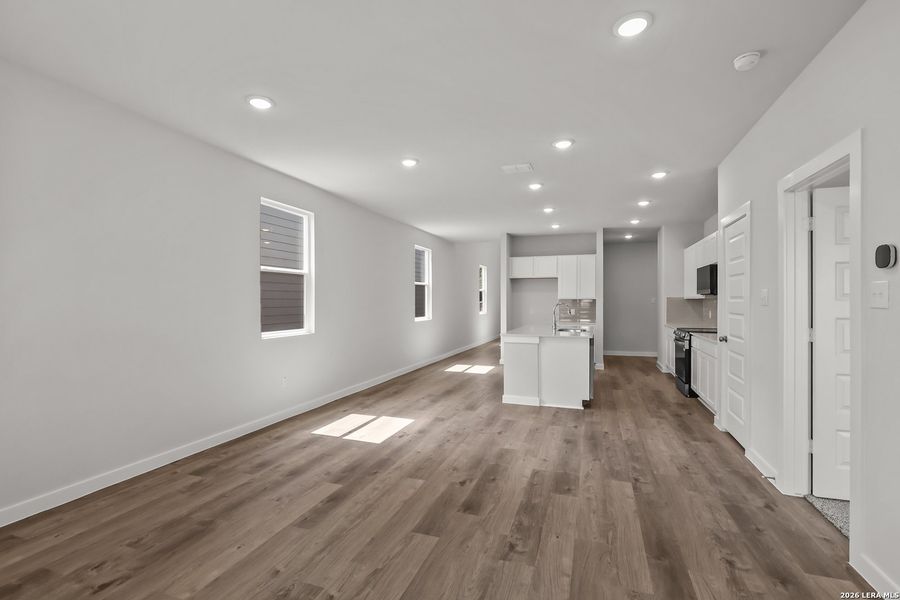 Spacious, unfurnished interior of a new home in Spring Creek, San Antonio (Image 22). Spacious, unfurnished interior of a new home in Spring Creek, San Antonio (Image 22).