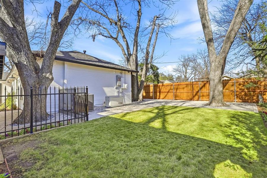 Exterior details and patio area of a home in , Cleburne (Image 4).