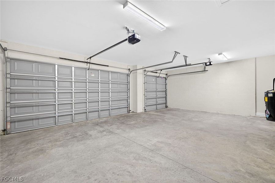 Spacious, unfurnished interior of a new home in Cape Coral, Cape Coral (Image 26).