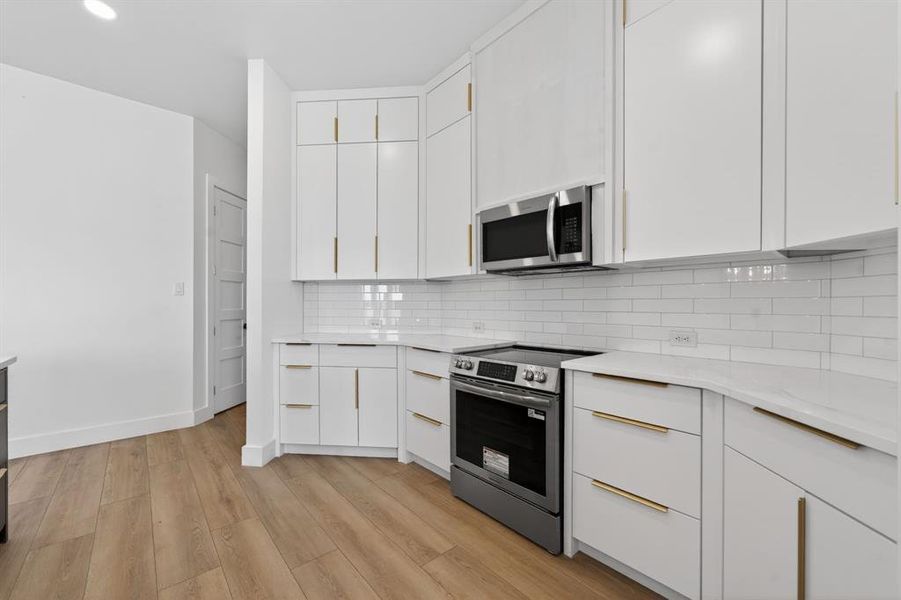 Furnished interior view inside a new home in , Lone Oak (Image 15).