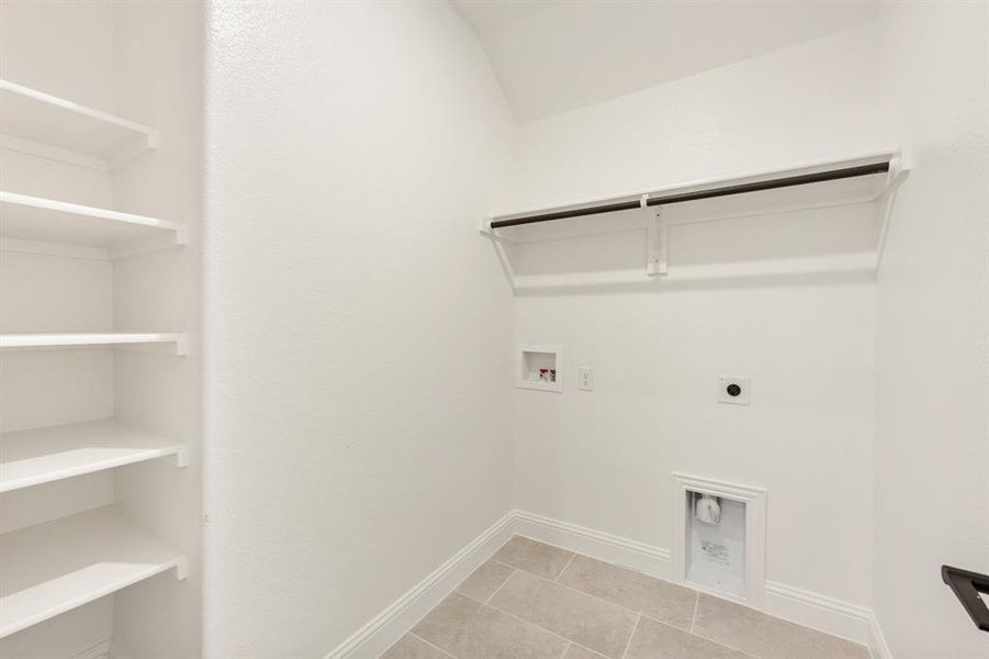 Spacious, unfurnished interior of a new home in Coyote Crossing, Godley (Image 24).