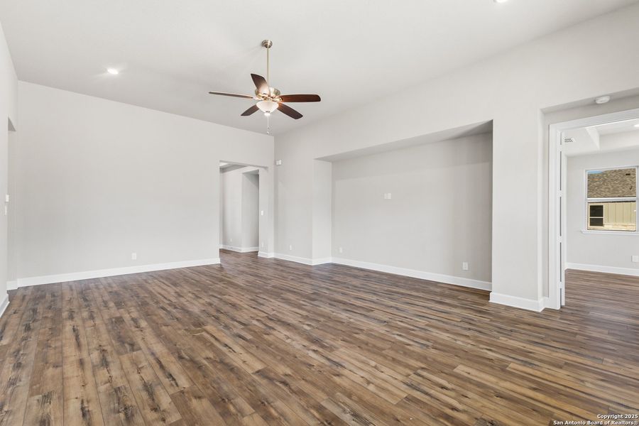 Spacious, unfurnished interior of a new home in Pradera Ridge, Floresville (Image 32). Spacious, unfurnished interior of a new home in Pradera Ridge, Floresville (Image 32).