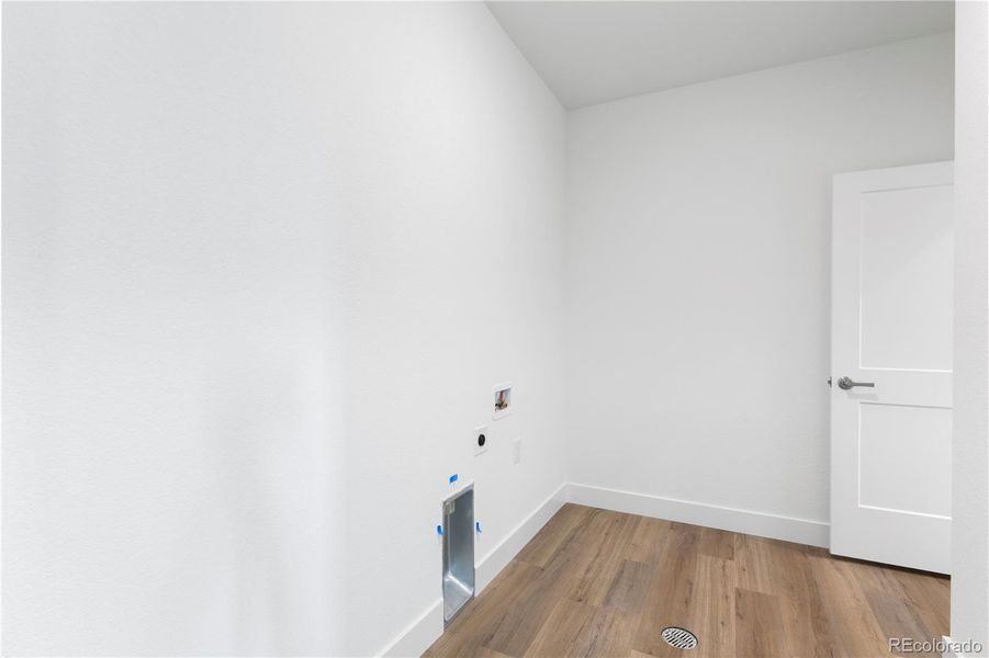 Spacious, unfurnished interior of a new home in Montaine, Castle Rock (Image 28).