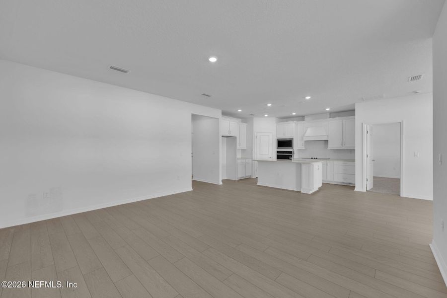 Spacious, unfurnished interior of a new home in Hyland Trail, Green Cove Springs (Image 16).