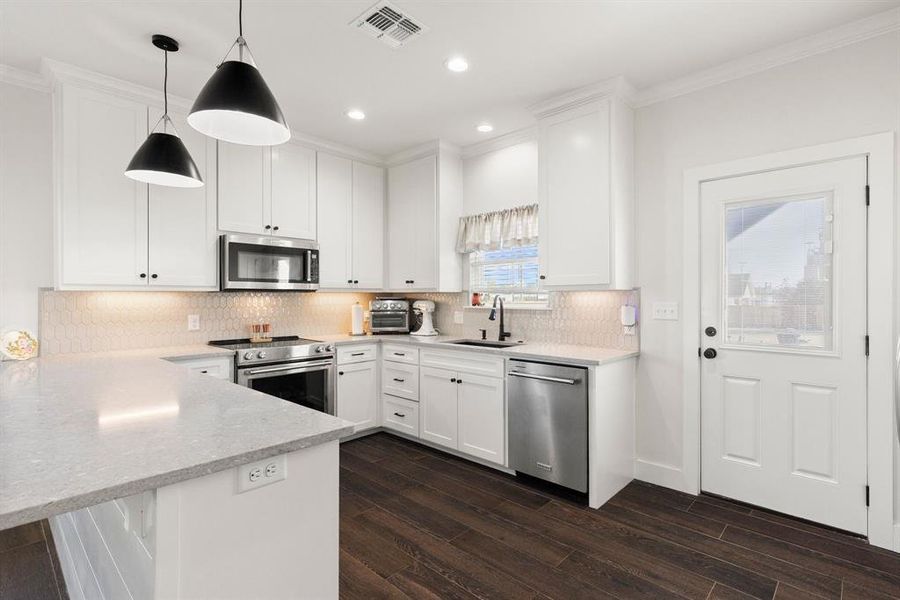 Furnished interior view inside a new home in , Sulphur Springs (Image 8).