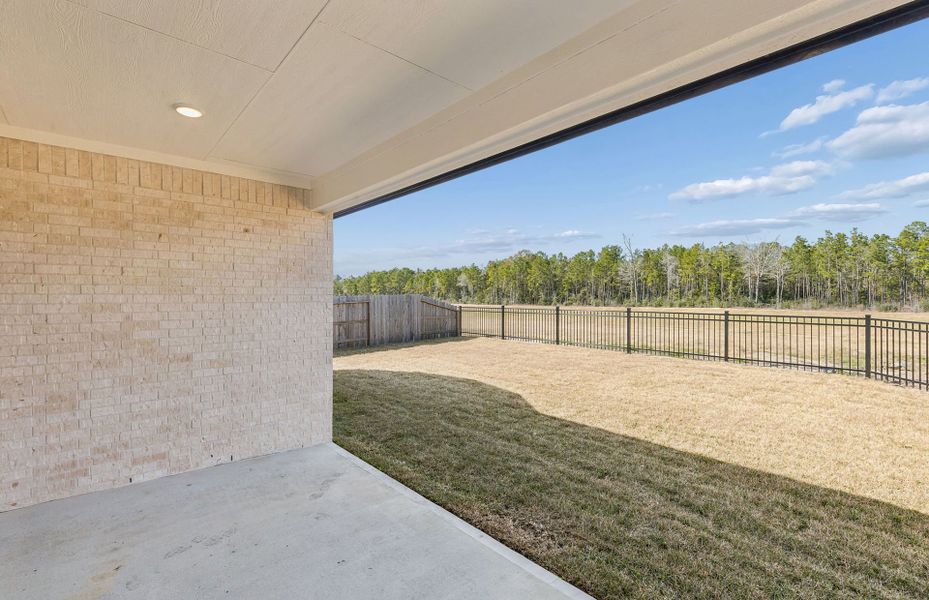 Exterior details and patio area of a home in Mavera, Conroe (Image 2).