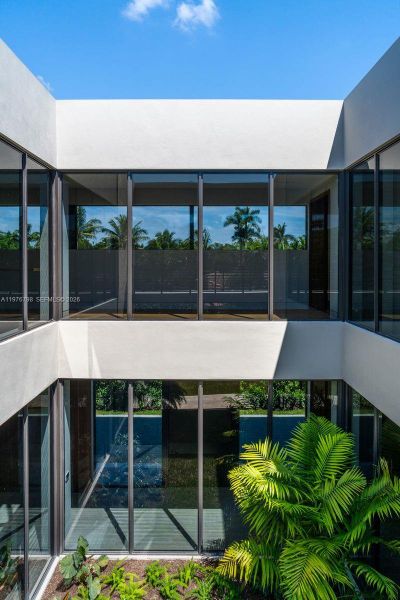 Condo located in Miami, FL showcasing its design and architecture (Image 3).