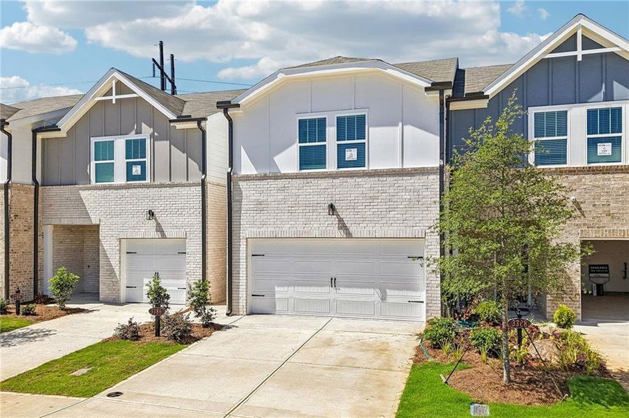 Front exterior of a new home in Brooks Lake, Loganville, GA, highlighting curb appeal (Image 24). Front exterior of a new home in Brooks Lake, Loganville, GA, highlighting curb appeal (Image 24).