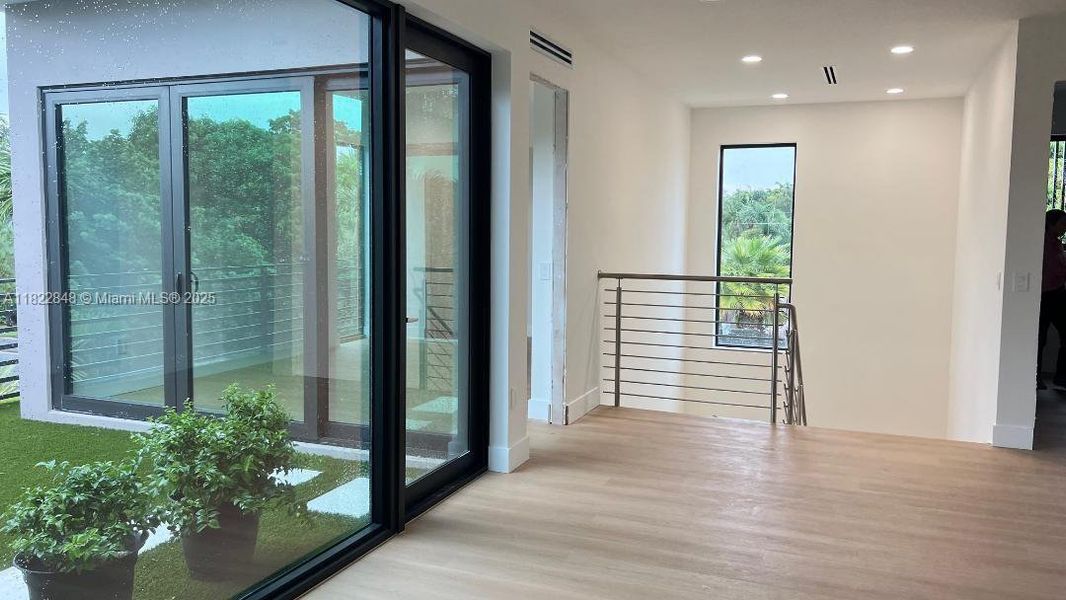 Spacious, unfurnished interior of a new home in , Fort Lauderdale (Image 21).